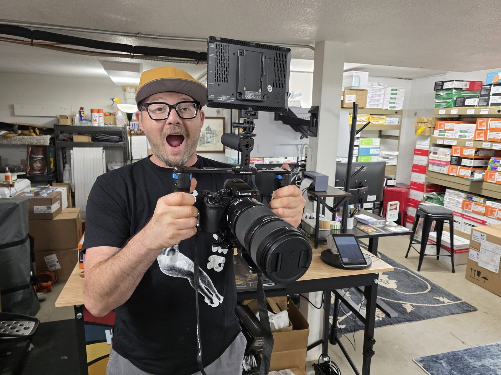 Cinema camera rigs with field monitoring